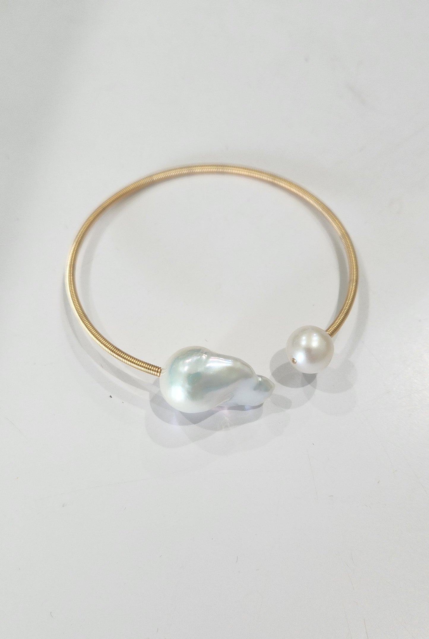 LARGE BAROQUE PEARL GOLD MEMORY WIRE BRACELET