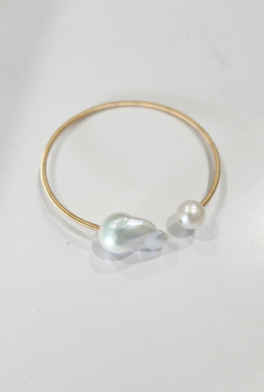LARGE BAROQUE PEARL GOLD MEMORY WIRE BRACELET