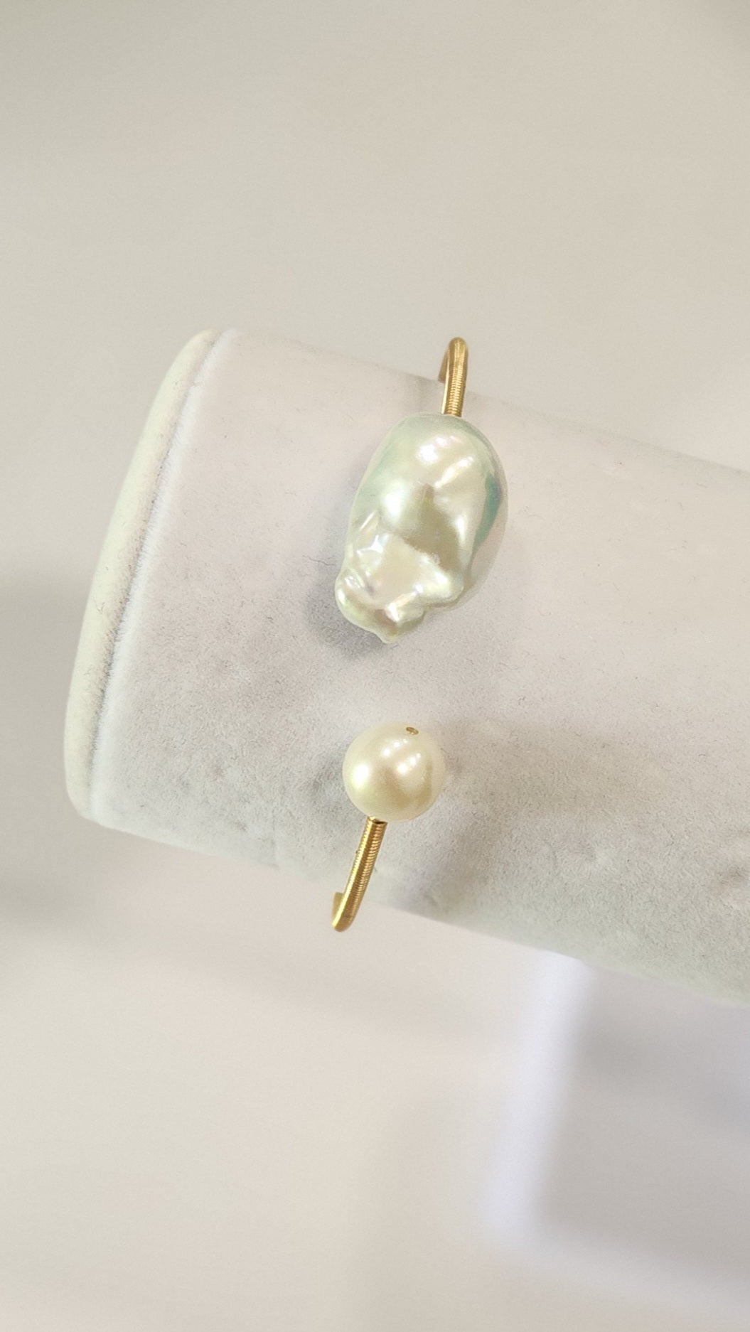 LARGE BAROQUE PEARL GOLD MEMORY WIRE BRACELET