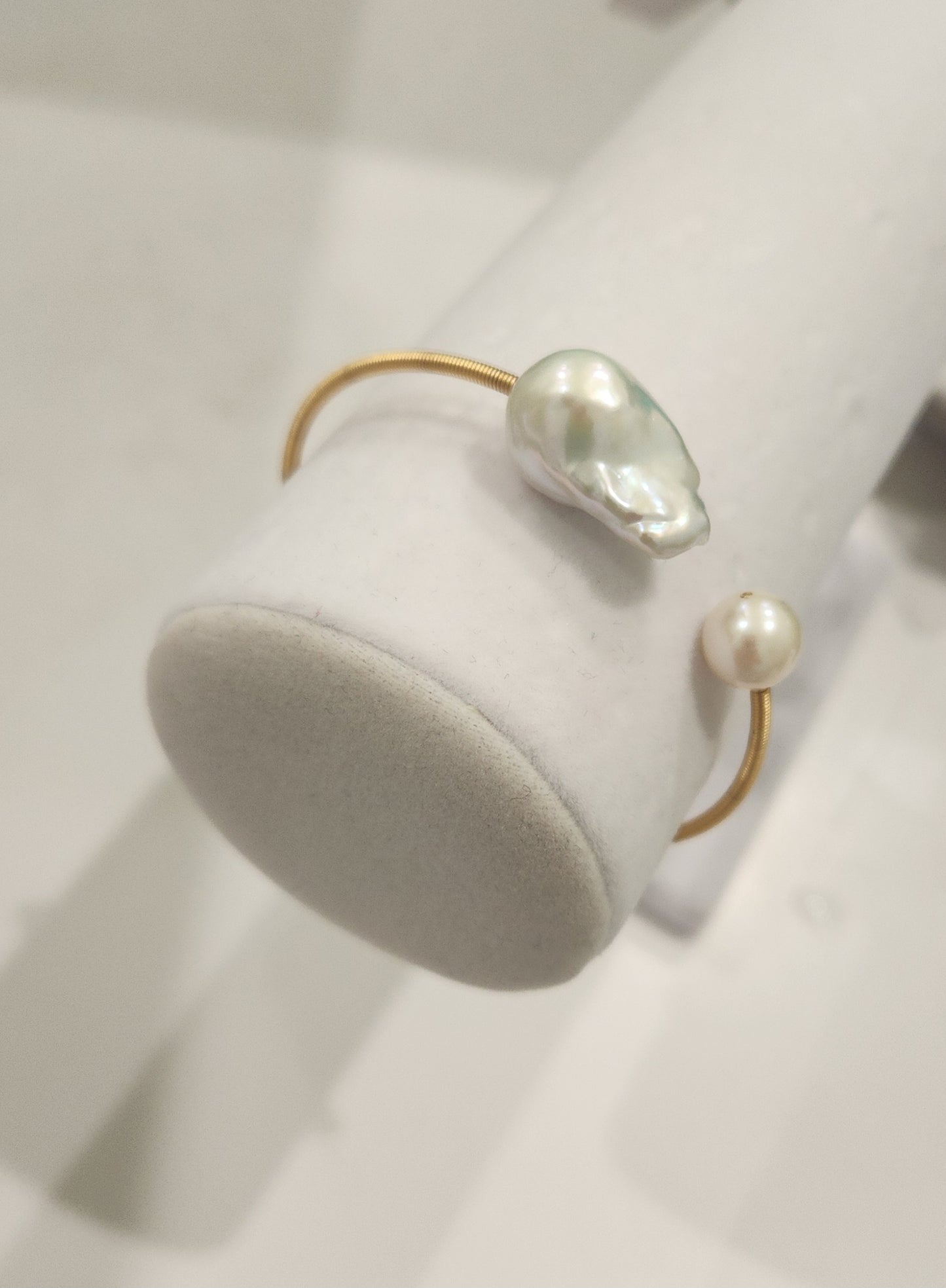 LARGE BAROQUE PEARL GOLD MEMORY WIRE BRACELET