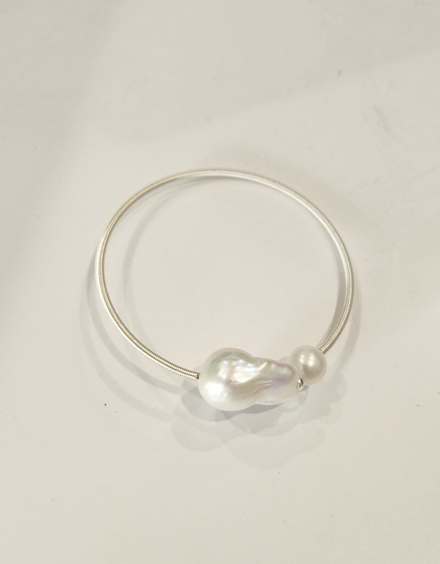 LARGE BAROQUE PEARL SILVER MEMORY WIRE BRACELET