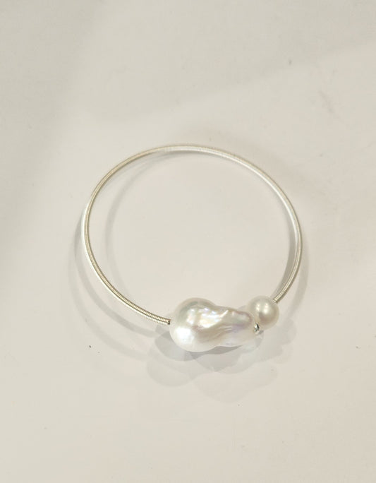 LARGE BAROQUE PEARL SILVER MEMORY WIRE BRACELET