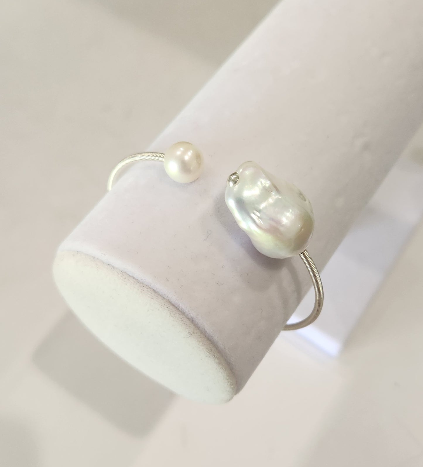 LARGE BAROQUE PEARL SILVER MEMORY WIRE BRACELET