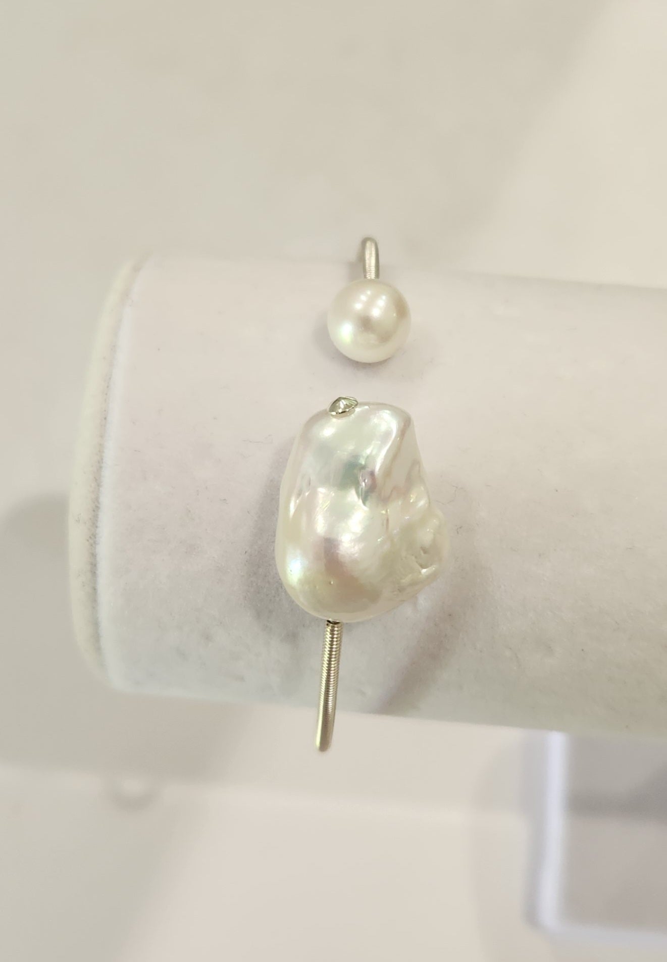 LARGE BAROQUE PEARL SILVER MEMORY WIRE BRACELET