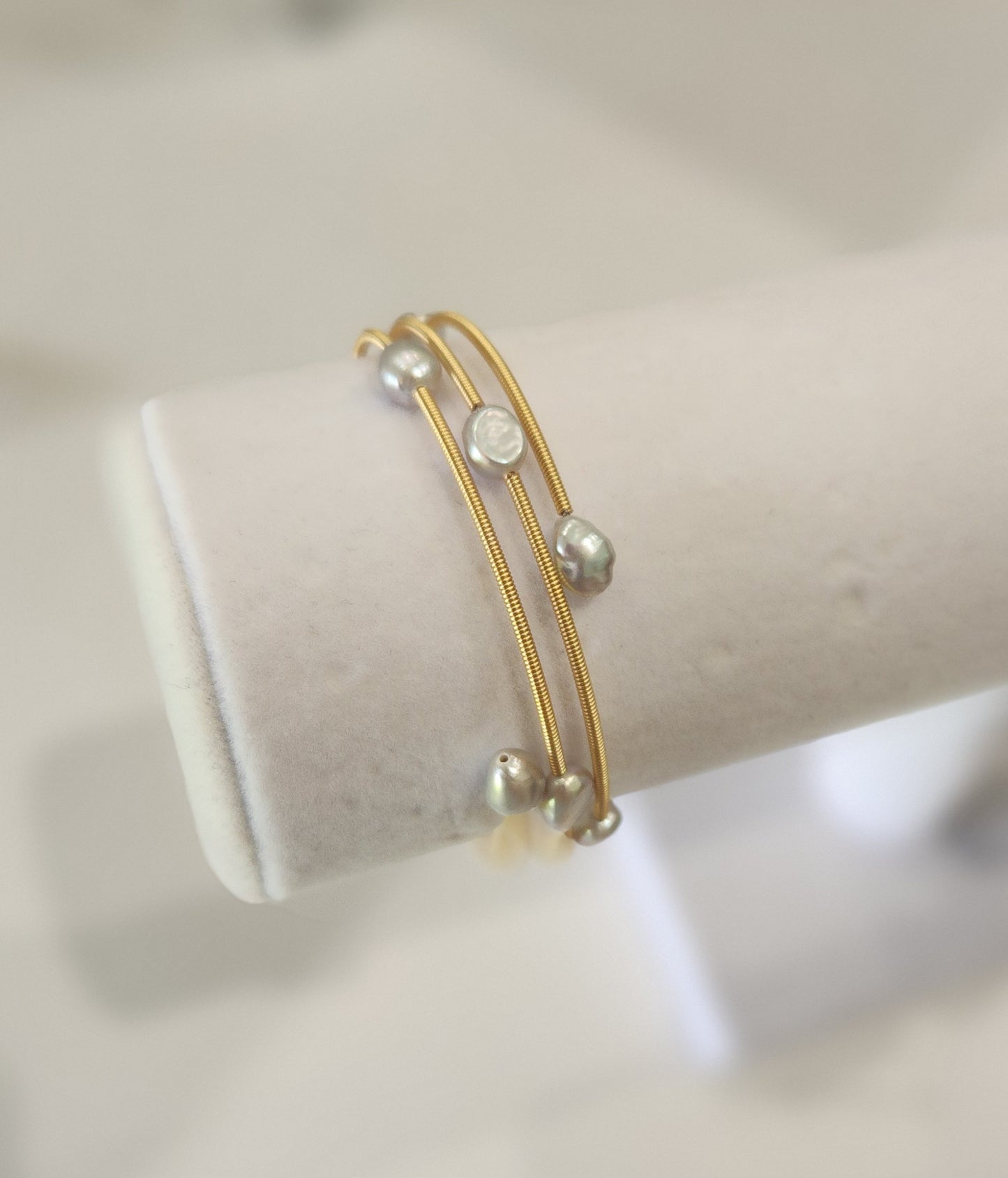 BAROQUE GRAY PEARL MEMORY WIRE BRACELET