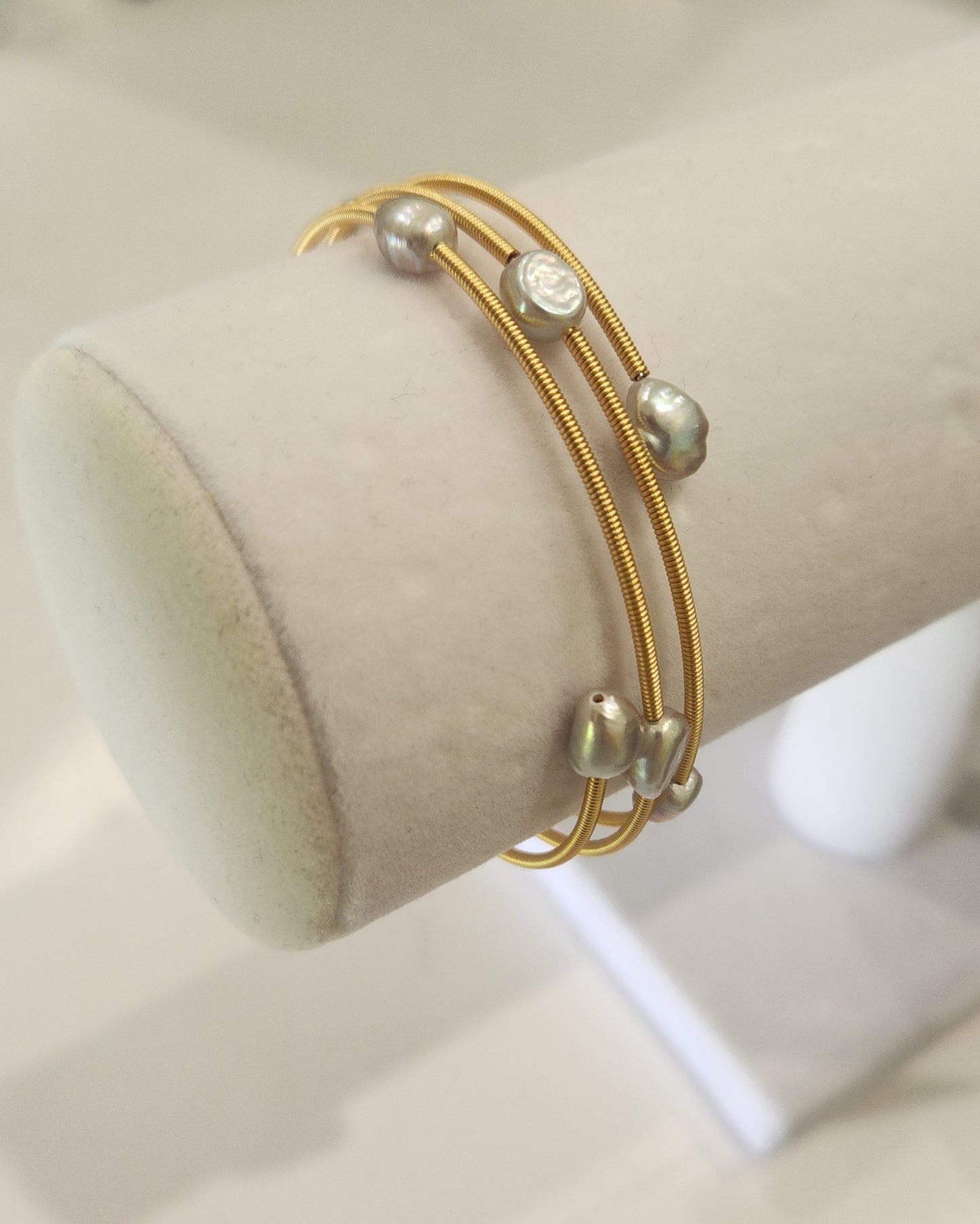 BAROQUE GRAY PEARL MEMORY WIRE BRACELET