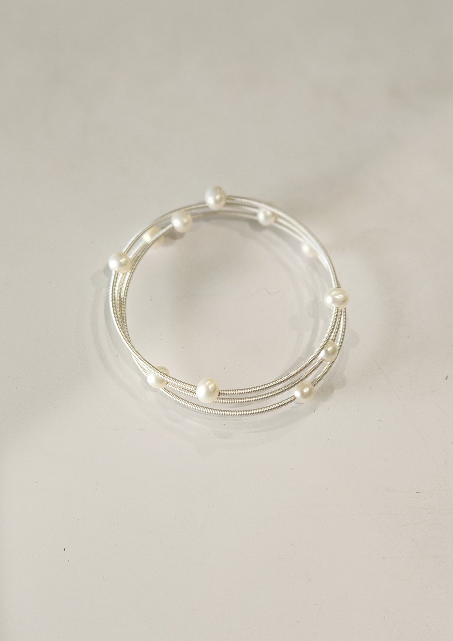 ROUND PEARL MEMORY WIRE BRACELET