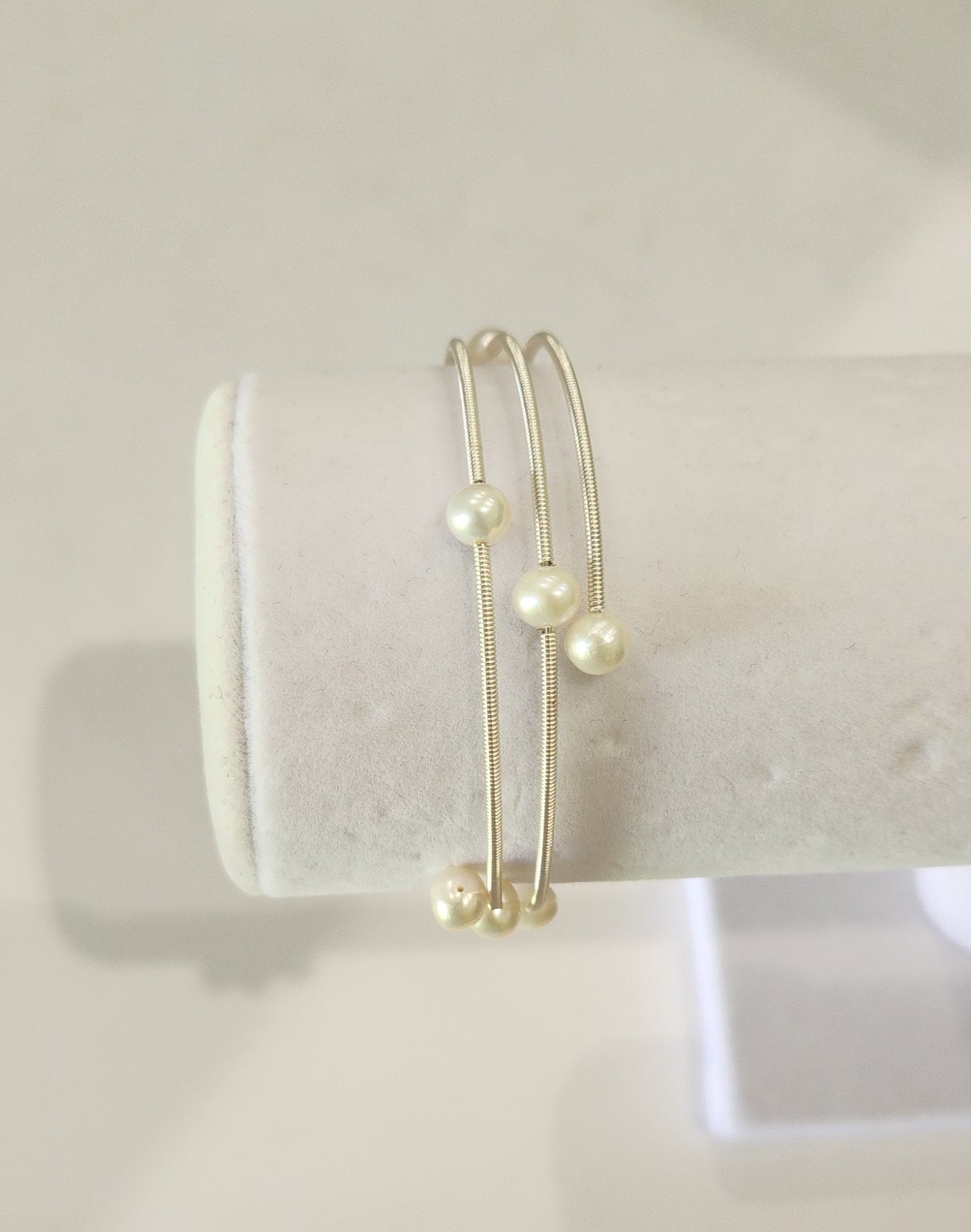 ROUND PEARL MEMORY WIRE BRACELET