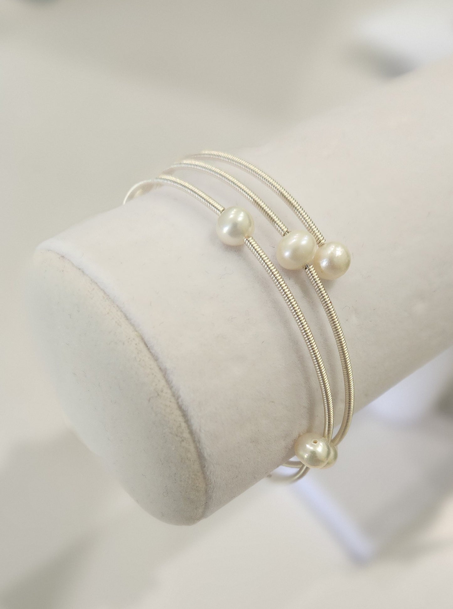 ROUND PEARL MEMORY WIRE BRACELET