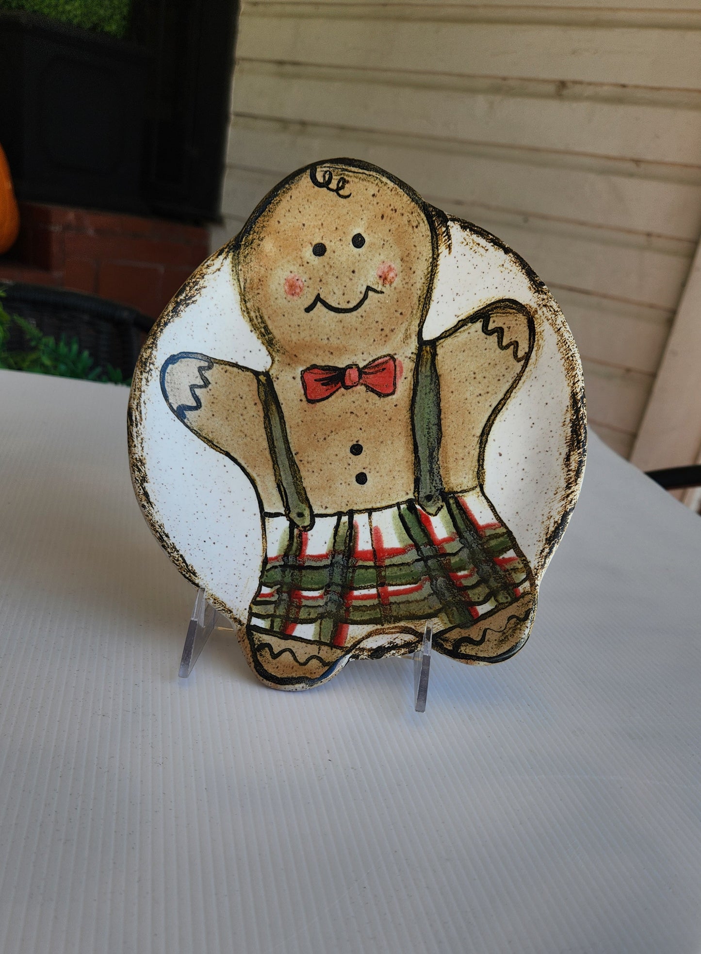 GINGERBREAD IN PLAID DISH