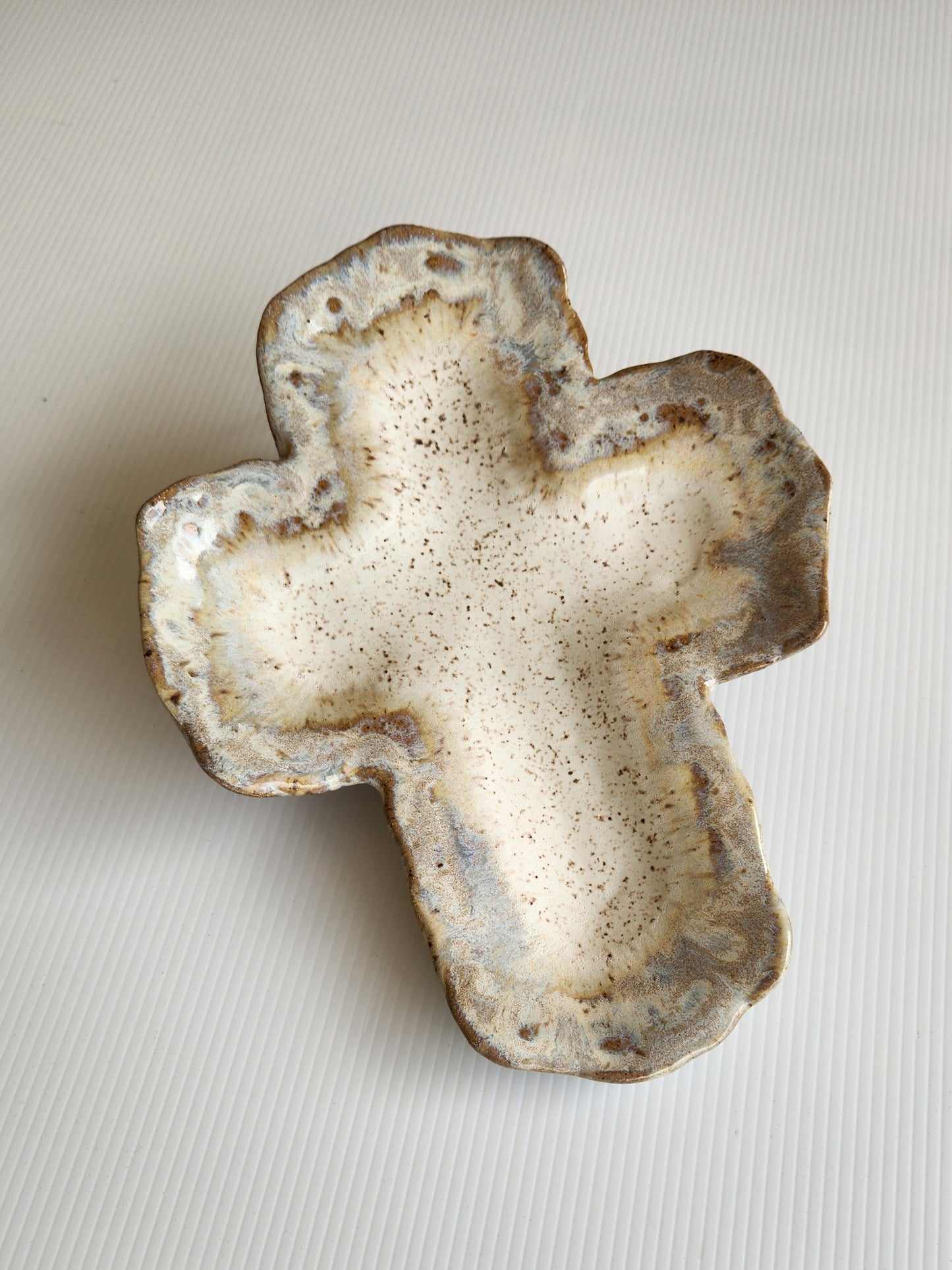 GIFTING CROSS - OYSTER