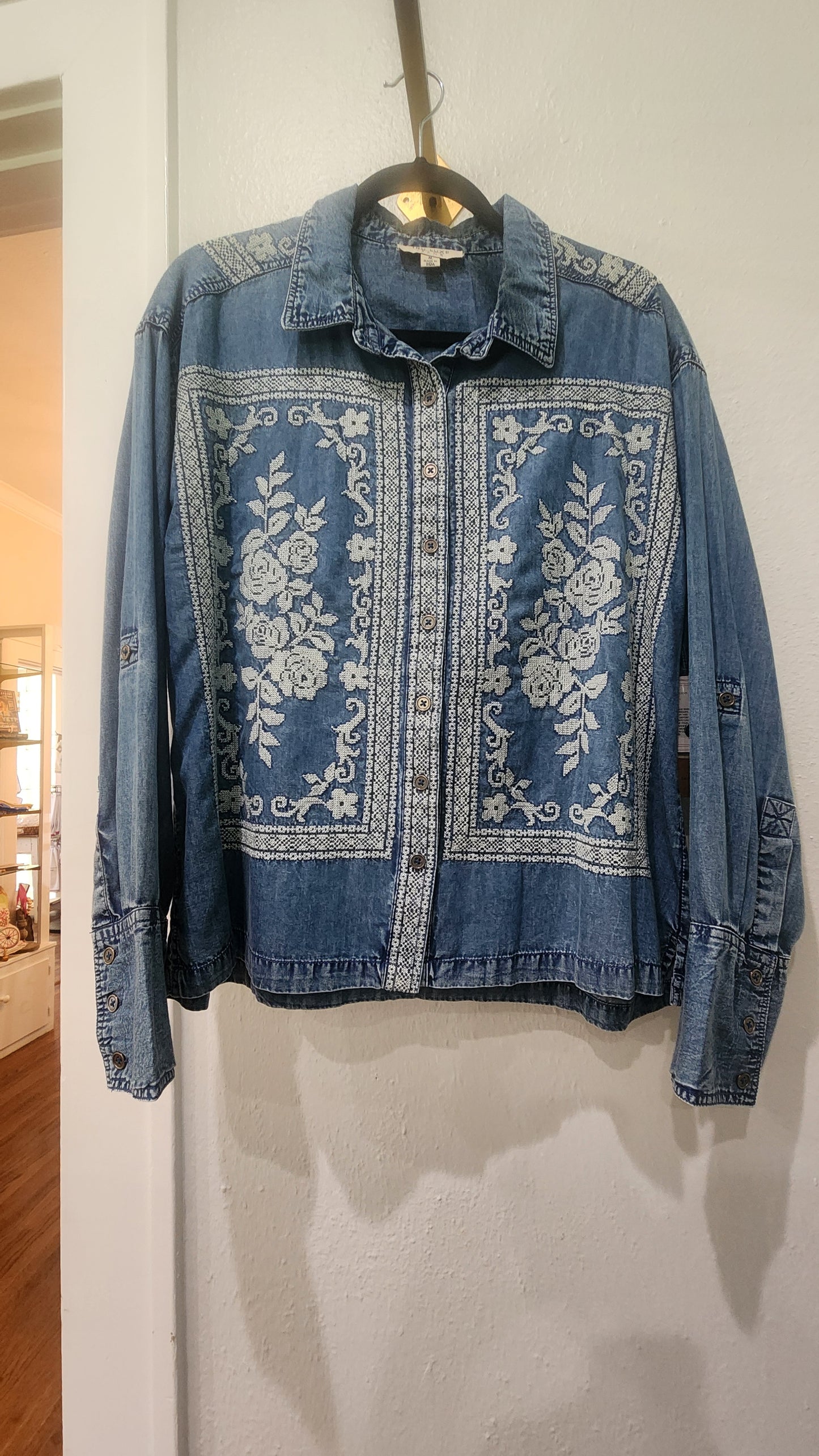 CHAMBRAY EMBROIDEREY PANEL TOP