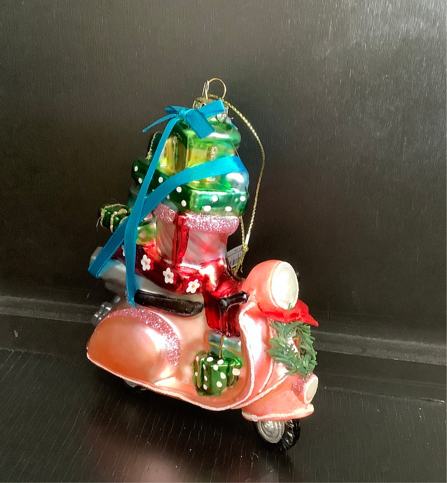VESPA W/ PRESENTS ORNAMENT