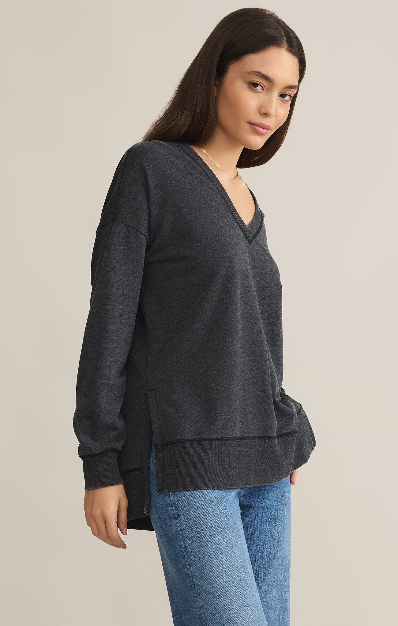 MODERN V-NECK WEEKENDER - JET BLACK