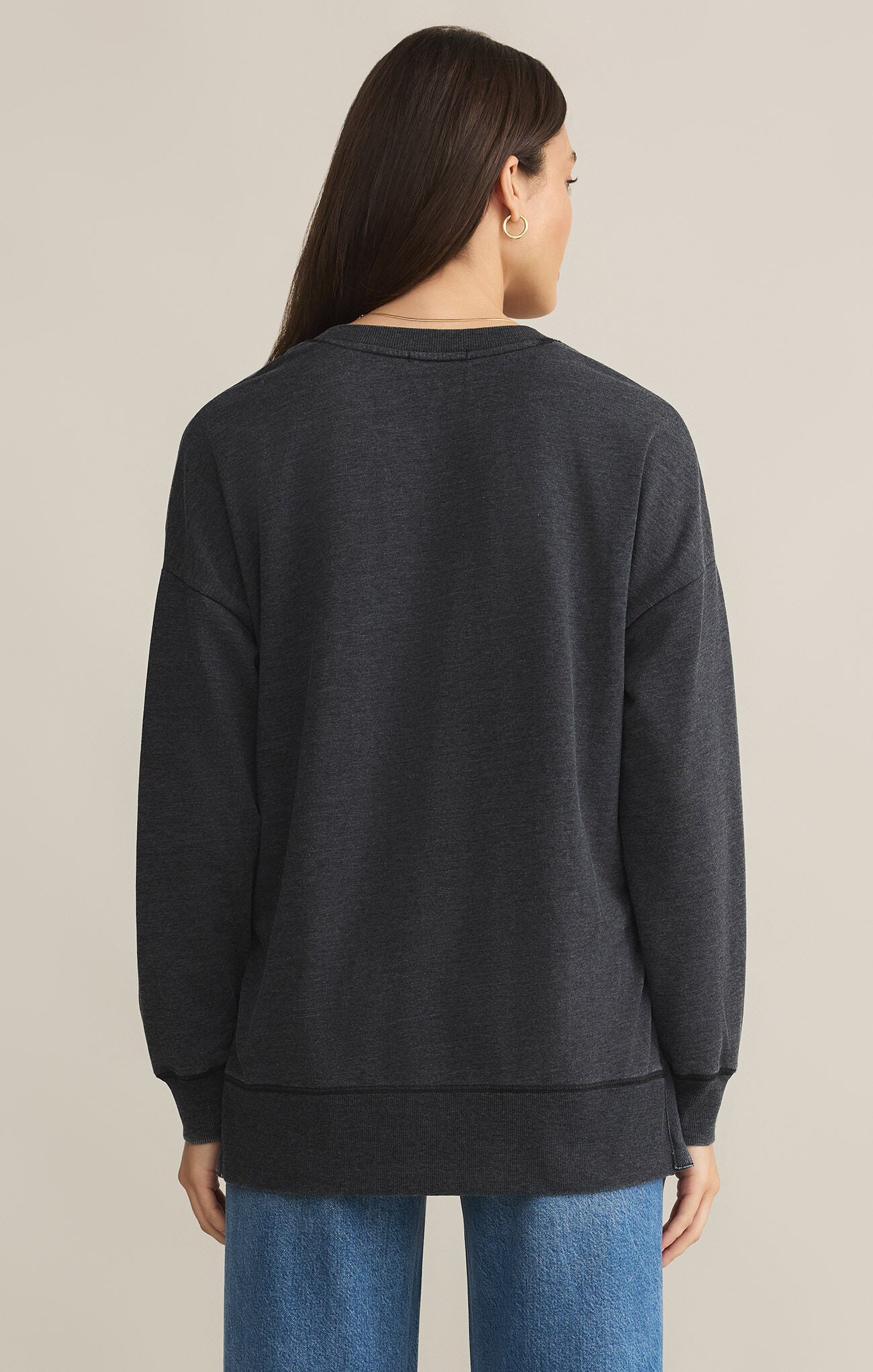 MODERN V-NECK WEEKENDER - JET BLACK
