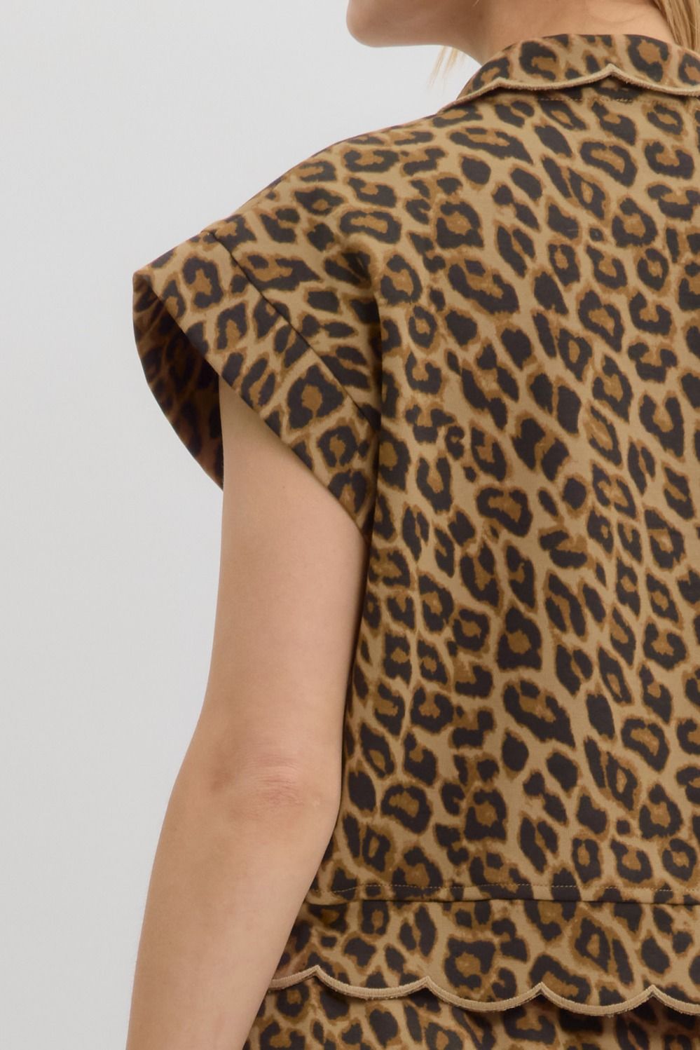 LEOPARD PRINT SCALLOP TOP